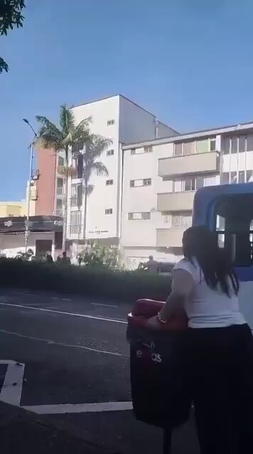 🇨🇴 Vidéo horrible de Manizales, en Colombie, où un immeuble résidentiel s'effondre partiellement à cause…