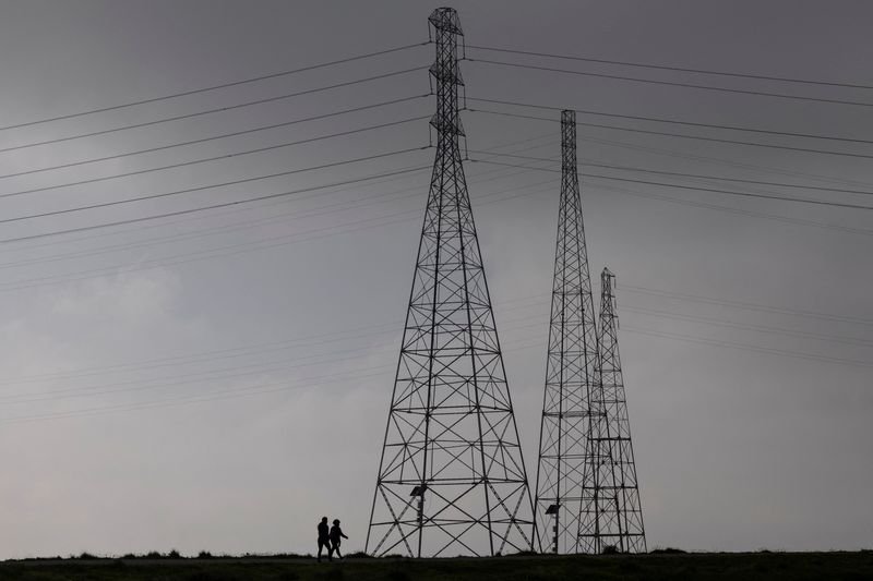 PG&E lance un examen et reporte 2 milliards de dollars de dépenses après le revers du projet de loi sur les incendies de forêt