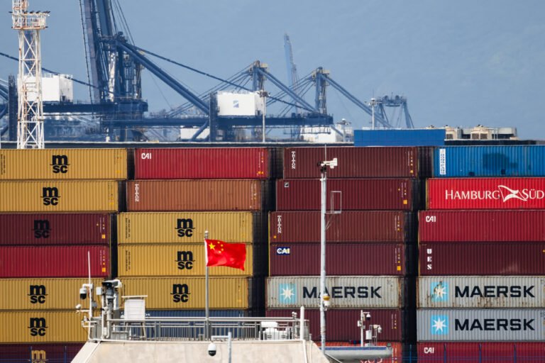 Les importations chinoises en août sont inférieures aux estimations alors que les exportations s'accélèrent dans un contexte d'appels au rééquilibrage commercial