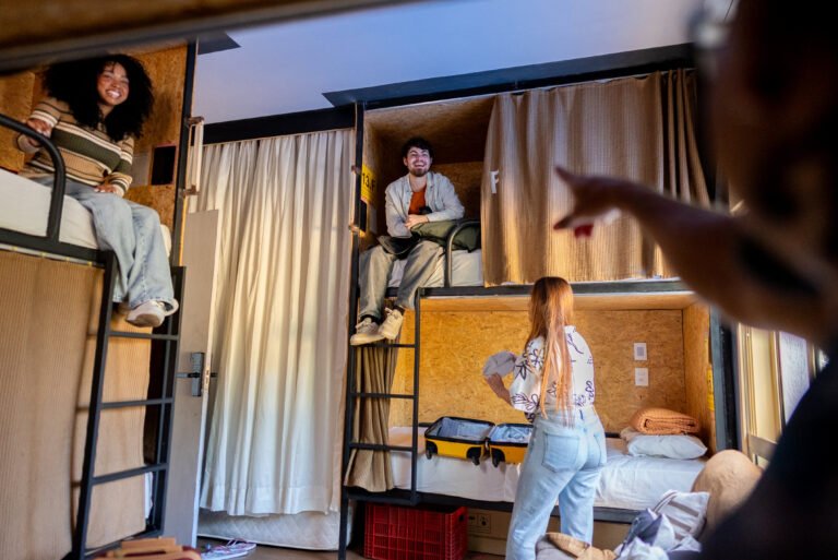 Des « vacances mystères » aux auberges de jeunesse, les voyageurs à petit budget deviennent économes à mesure que les prix augmentent
