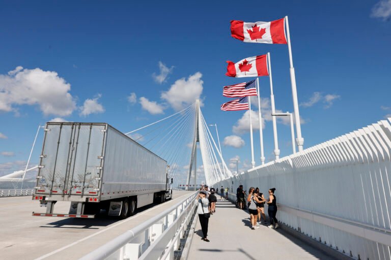 Les tarifs de rétorsion du Canada d'une valeur de 27,6 milliards de dollars entrent en vigueur alors que le fossé commercial avec les États-Unis se creuse.