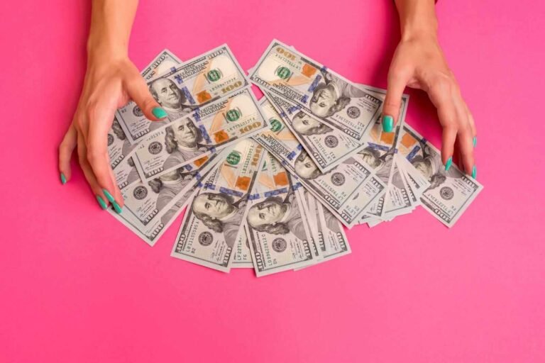 Le dollar soutenu par la hausse des rendements des bons du Trésor et la baisse des actions