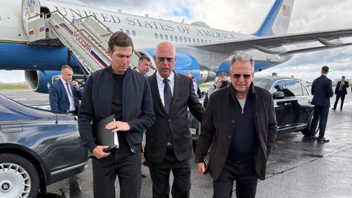 Les envoyés américains Witkoff et Kushner débarquent à Moscou pour des pourparlers de paix alors que Poutine met fin aux attaques contre Kiev