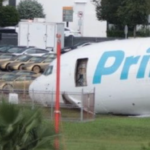 5 morts alors qu'un avion cargo de marque Amazon dépasse la piste de Miami et s'enfonce dans le parking Tesla Cybercab