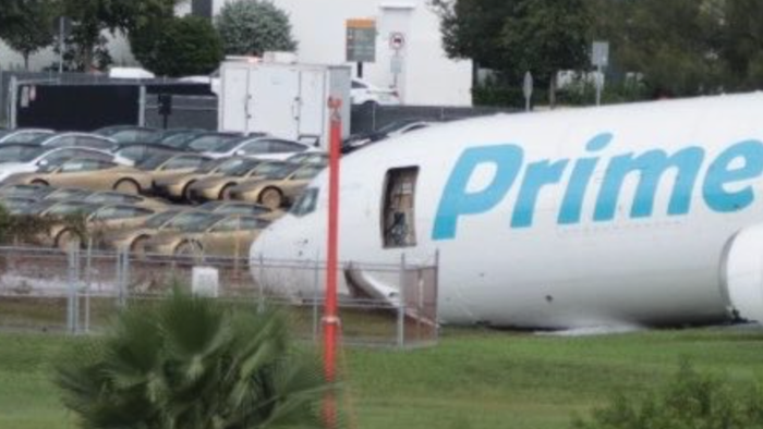 5 morts alors qu'un avion cargo de marque Amazon dépasse la piste de Miami et s'enfonce dans le parking Tesla Cybercab