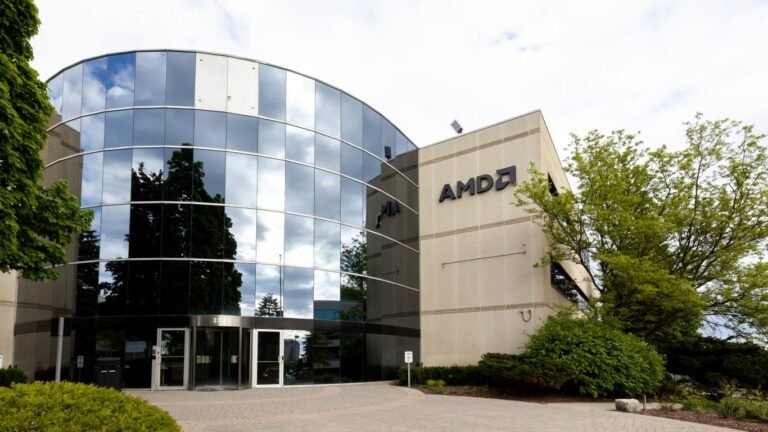 AMD augmente de 3 % alors que le CFO relève ses prévisions du marché des puces IA vers 3 000 milliards de dollars ; Intel s'accélère