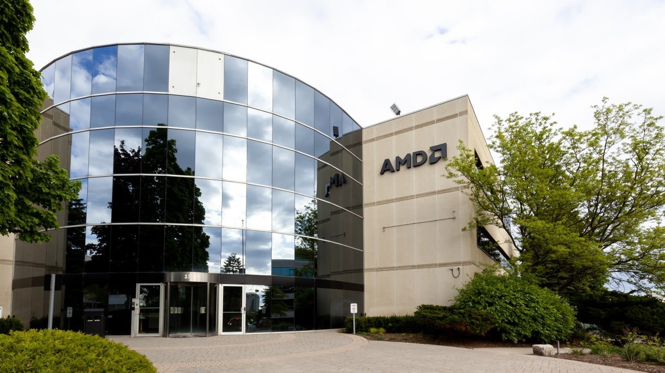 AMD augmente de 3 % alors que le CFO relève ses prévisions du marché des puces IA vers 3 000 milliards de dollars ; Intel s'accélère