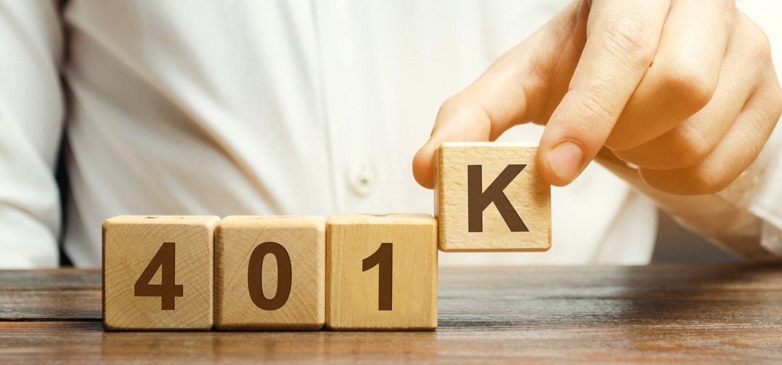 Le 401(k) moyen est de 167 970 $. La règle des 4 % transforme cela en 560 $ par mois. La sécurité sociale paie 2 081 $.