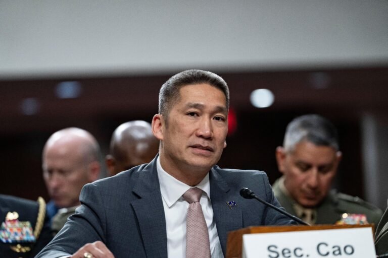 Le président Trump va nommer Hung Cao au poste de secrétaire à la Marine