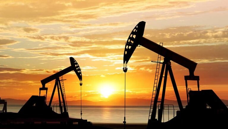 Les contrats à terme sur le Dow Jones augmentent à mesure que les prix du pétrole chutent ; Dell, Credo et Palo Alto sont des moteurs de bénéfices