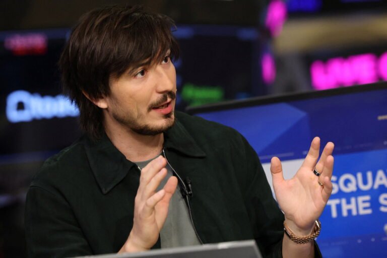 Le PDG de Robinhood, Vlad Tenev, est prêt à enterrer la hache de guerre avec le PDG d'AMC, Adam Aron, après une querelle publique