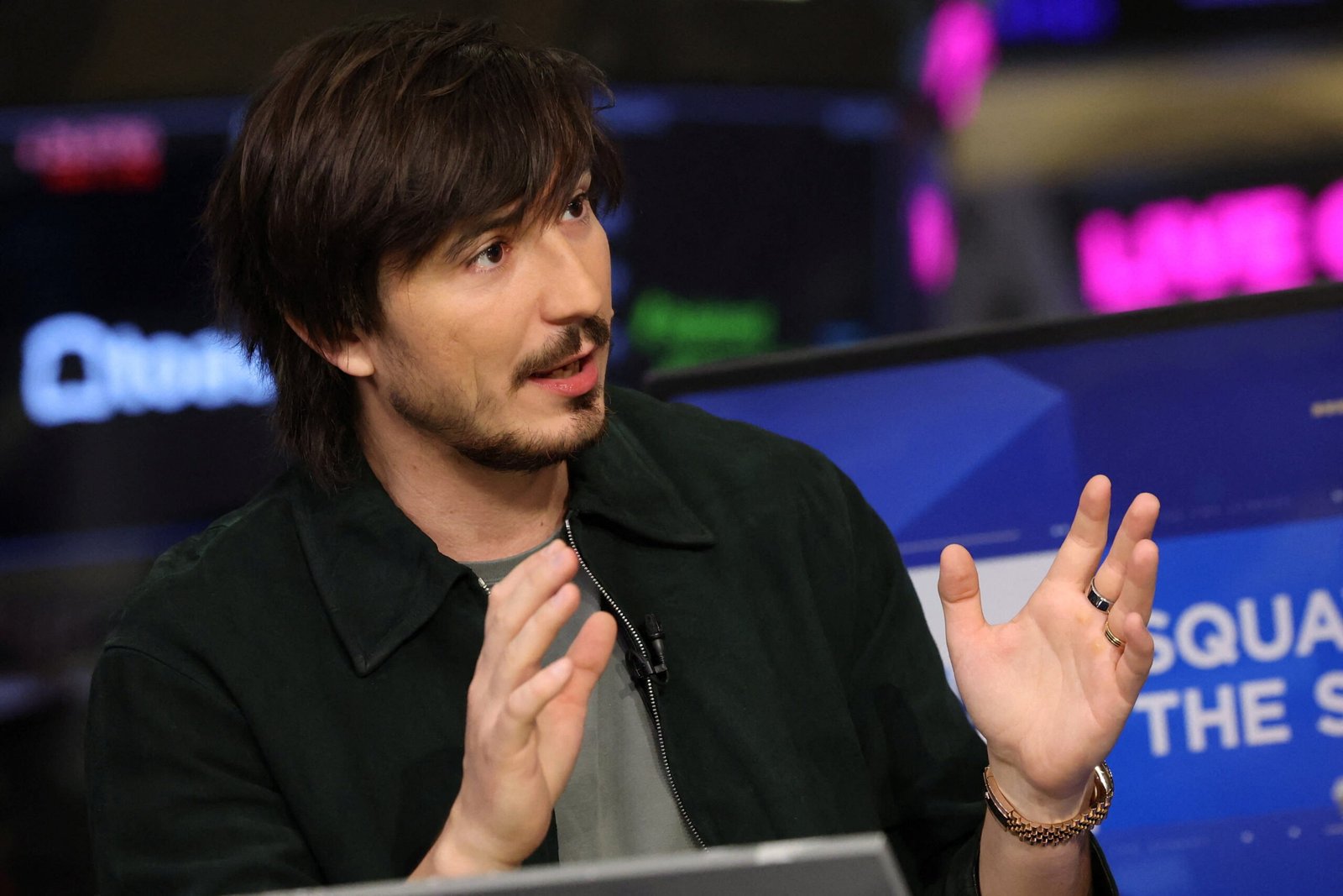 Le PDG de Robinhood, Vlad Tenev, est prêt à enterrer la hache de guerre avec le PDG d'AMC, Adam Aron, après une querelle publique