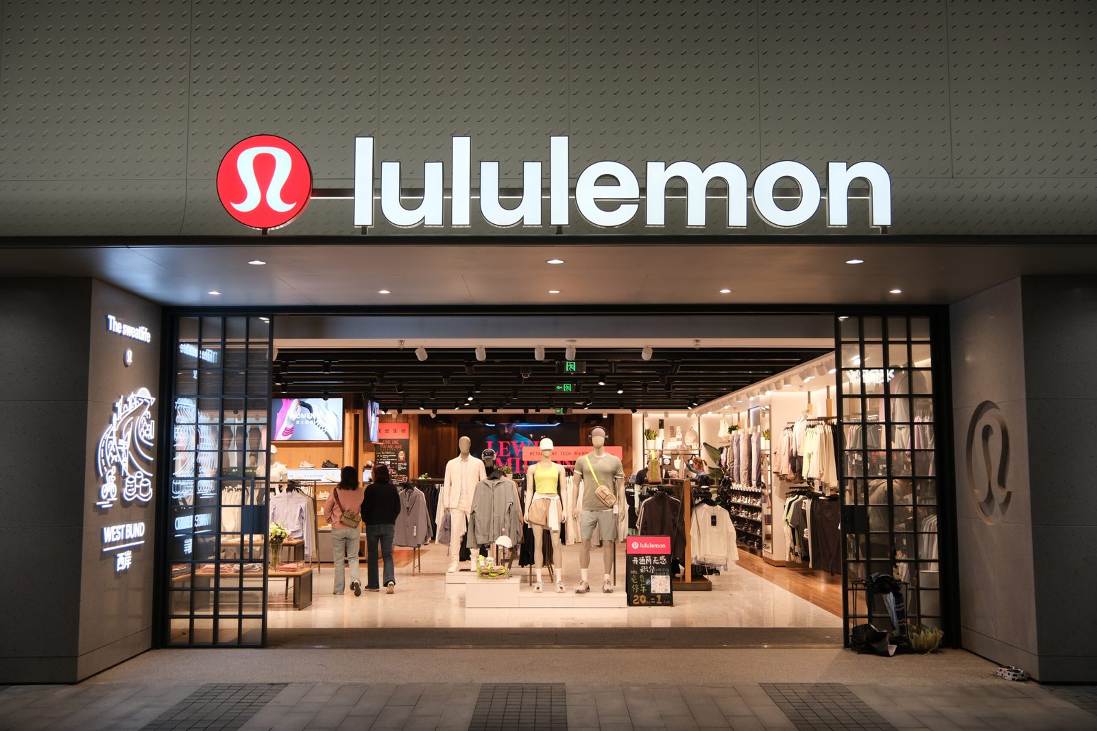 Lululemon coule après avoir réduit ses prévisions alors que les revenus diminuent
