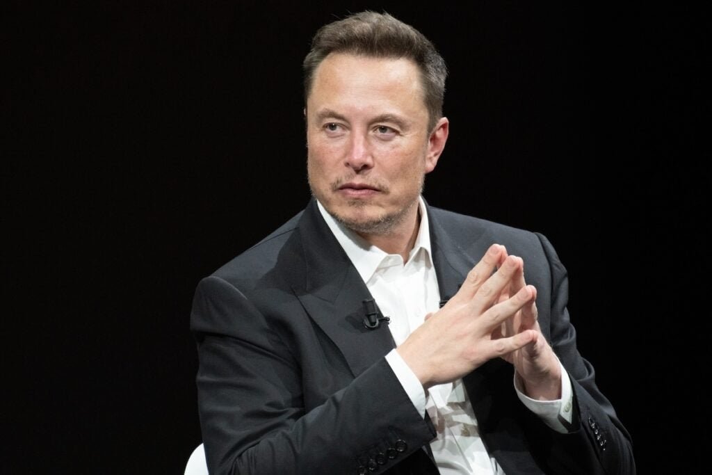 Elon Musk déclare que Cybercab est de l'or pour refléter « l'ère d'or » de la mobilité alors que Tesla lance Robotaxi avec Starlink