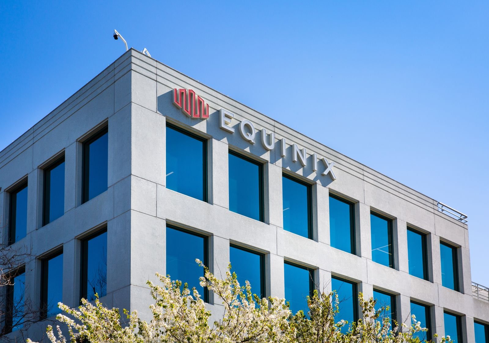 Equinix double ses efforts en matière de centres de données IA. Comment jouer aux actions EQIX ici