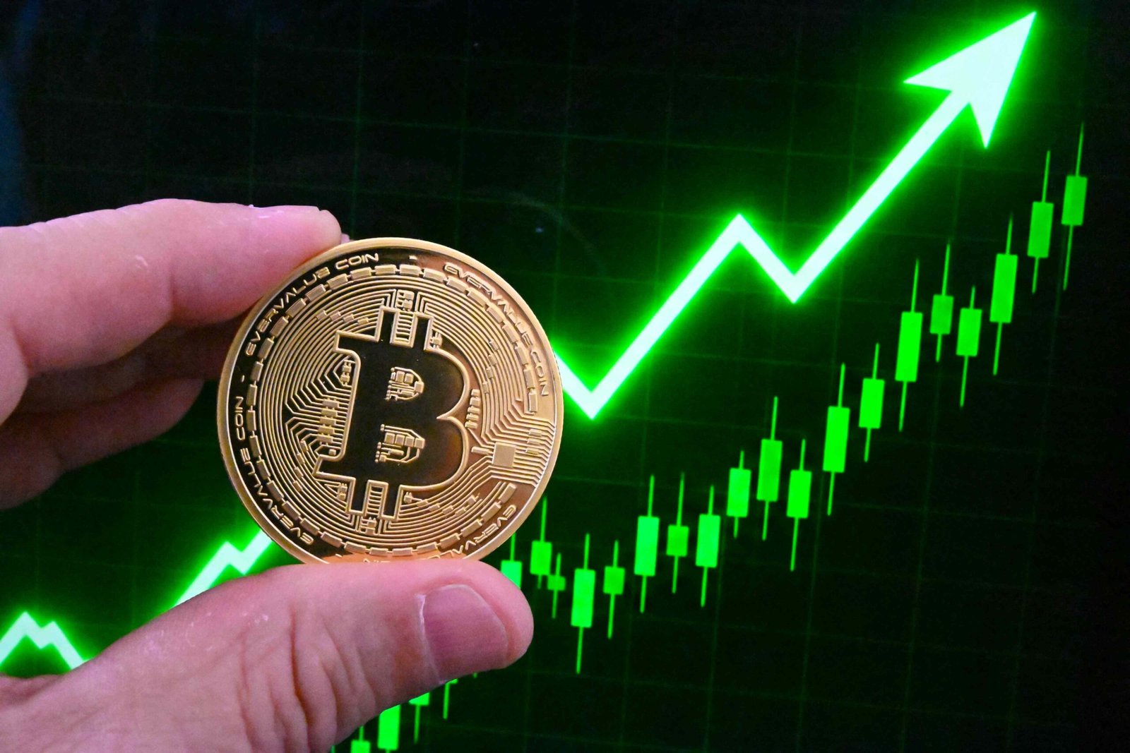 Bitcoin grimpe au niveau intrajournalier le plus élevé depuis mai alors que les actifs à risque sont renforcés par les commentaires de Waller