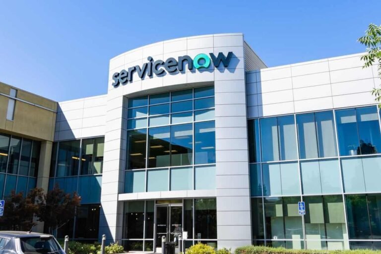 Quelle est la performance des stocks de ServiceNow par rapport à d’autres logiciels – stocks d’applications ?