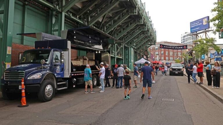 La tournée Steel Across America débarque à Fenway Park avant le 25e anniversaire du 11 septembre