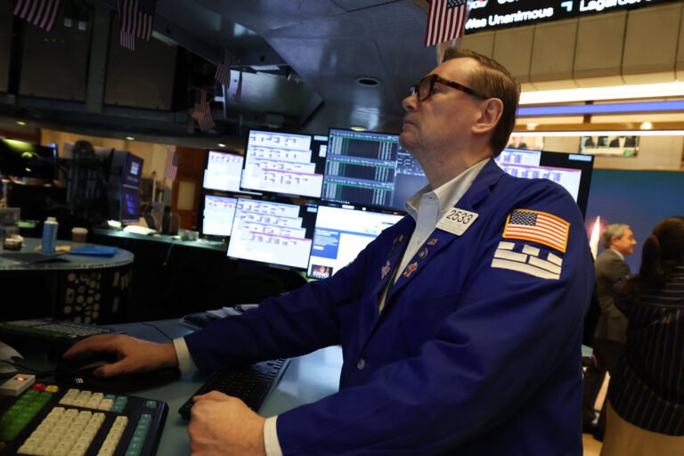 "Ils vont devoir relever les taux" : Wall Street se prononce sur la prochaine décision politique de la Fed après l'explosion du rapport sur l'emploi