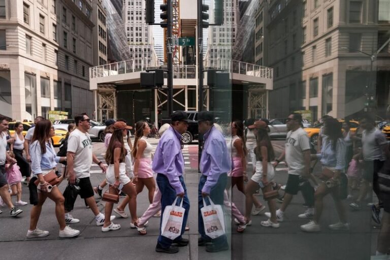 Les consommateurs sont plus inquiets pour leurs finances personnelles et leur emploi, selon un rapport de la Fed de New York