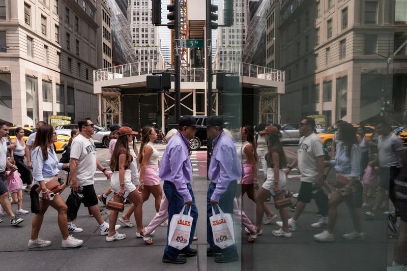 Les consommateurs sont plus inquiets pour leurs finances personnelles et leur emploi, selon un rapport de la Fed de New York