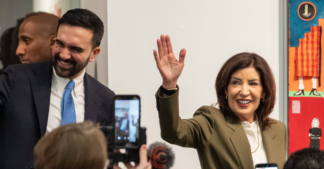 PHOTO — La gouverneure démocrate de New York, Kathy Hochul, incendiée pour avoir porté le hijab musulman : « icône féministe »