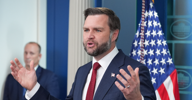 Le vice-président JD Vance déclare que Breitbart News et les médias alternatifs sont importants pour représenter les Américains