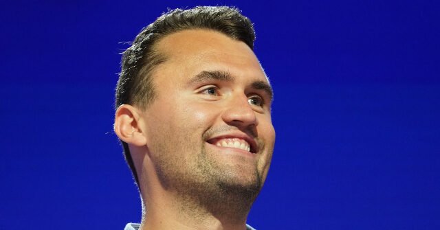 PHOTOS : les Américains se précipitent pour soutenir une ferme de l'Indiana ciblée pour un labyrinthe de maïs en l'honneur de Charlie Kirk