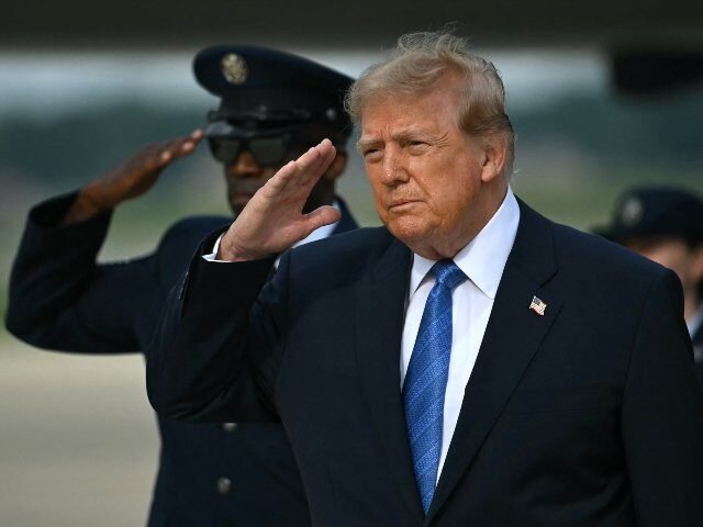 Donald-Trump-salutes-his-AI-Force-640x480