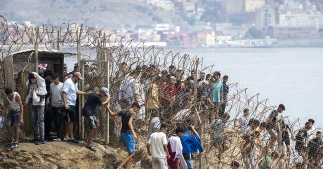 Un rapport explosif de la police espagnole accuse des agents marocains d'avoir orchestré l'invasion migrante de Ceuta, contredisant le gouvernement de Sanchez