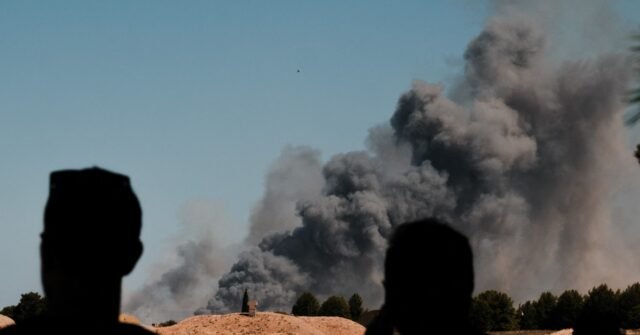 Un avion de l'armée de l'air grecque s'écrase lors d'un spectacle aérien annuel et déclenche un incendie