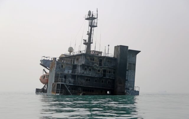 Iranian Navy warship struck by USA off the coast of Bandar Abbas