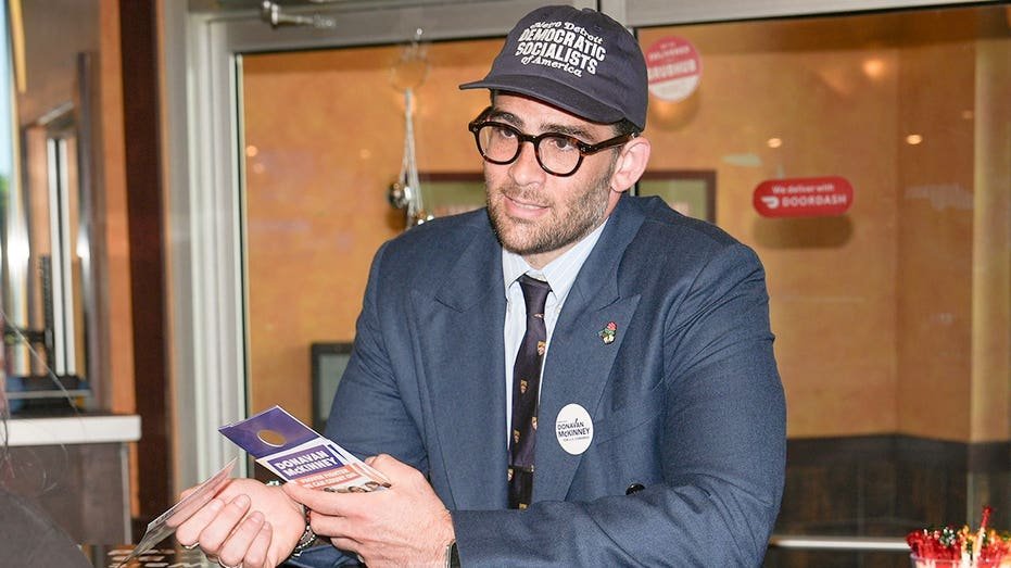 Hasan Piker encourage les progressistes alors que le sénateur de 80 ans remporte six ans de plus