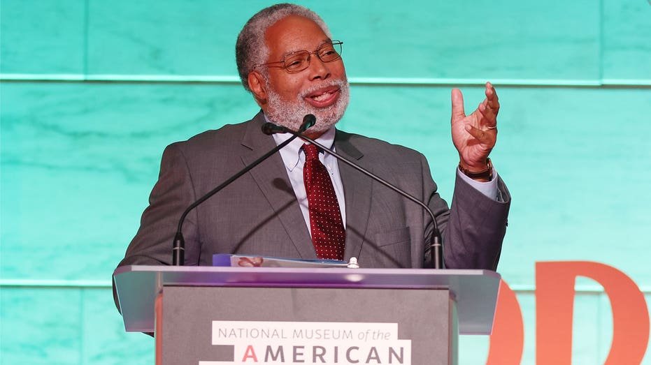 Le directeur du Smithsonian, Lonnie Bunch, prendra sa retraite suite à des allégations de messages d'extrême gauche réveillés dans les musées