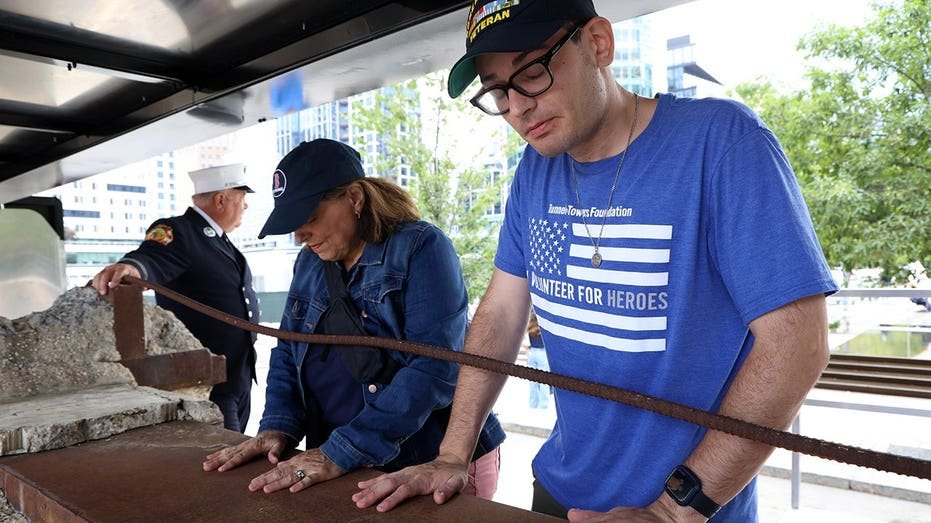 Les premiers intervenants rendent hommage au faisceau du World Trade Center arrivant au mémorial des héros tombés au combat à Boston