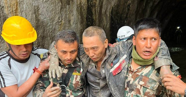VIDÉO -- Népal : Deux personnes secourues 10 jours après avoir été piégées par des inondations et des glissements de terrain massifs