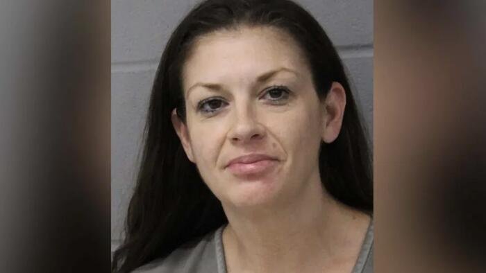 Une femme d'Austin arrêtée après que la police ait découvert des centaines de cartes bancaires, de clés et de courrier soupçonnés d'être volés