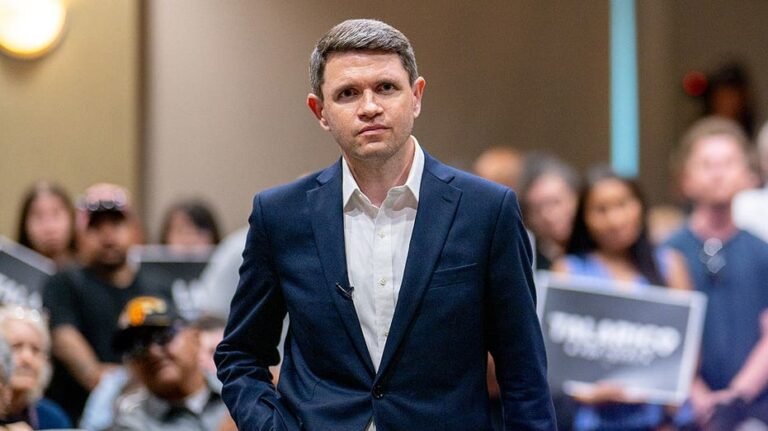 Talarico frappé par une allégation de « corruption flagrante » sur un salaire élevé d'une société de conseil, la campagne repousse