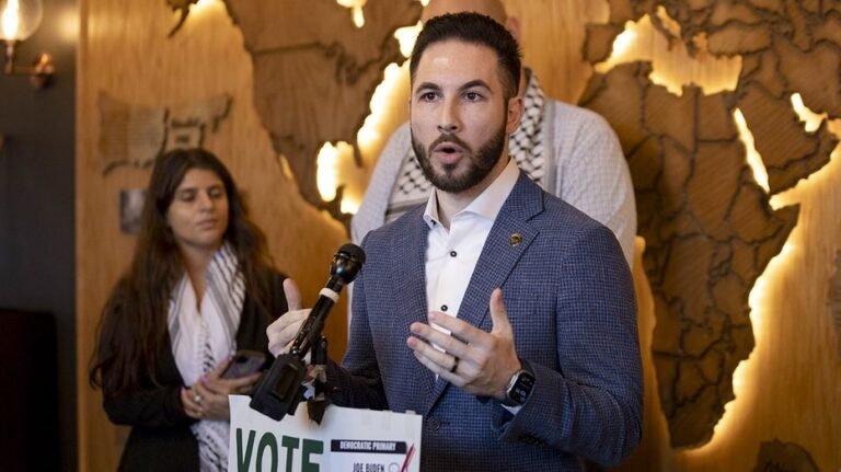 Le maire de Swing State a intenté une action en justice alors que les affichages des fêtes musulmanes de la ville enflamment la lutte contre le favoritisme religieux