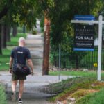 Les ventes de maisons ont chuté le mois dernier alors que les taux hypothécaires ont atteint leur plus haut niveau depuis plus d'un an.