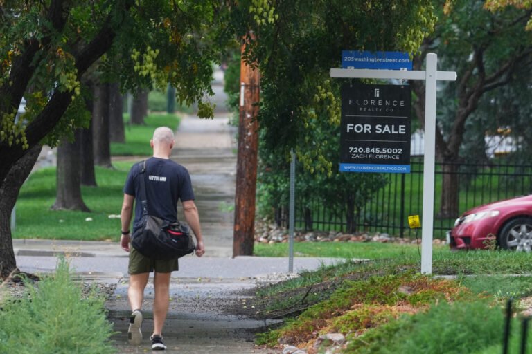 Les ventes de maisons ont chuté le mois dernier alors que les taux hypothécaires ont atteint leur plus haut niveau depuis plus d'un an.