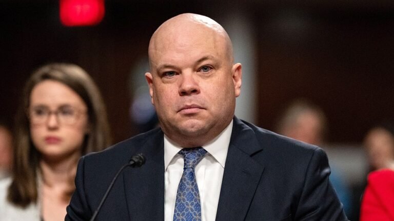 Trump nomme Adam Telle secrétaire par intérim de l'armée après la démission de Dan Driscoll
