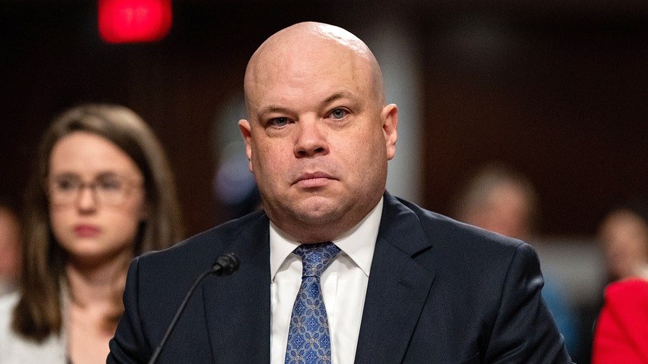 Trump nomme Adam Telle secrétaire par intérim de l'armée après la démission de Dan Driscoll