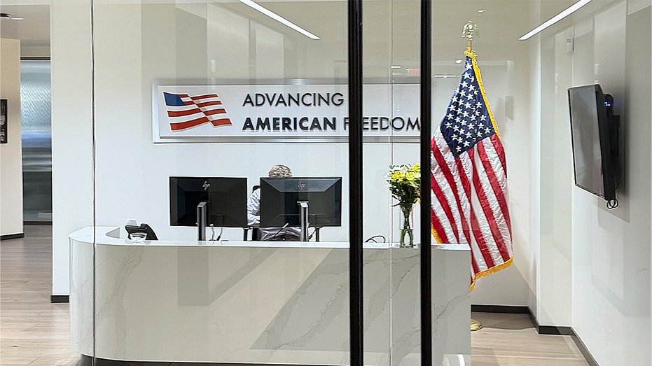 Exclusif : Pence Group renverse le plan de Vance pour payer les parents au foyer jusqu'à 9 000 $ par enfant