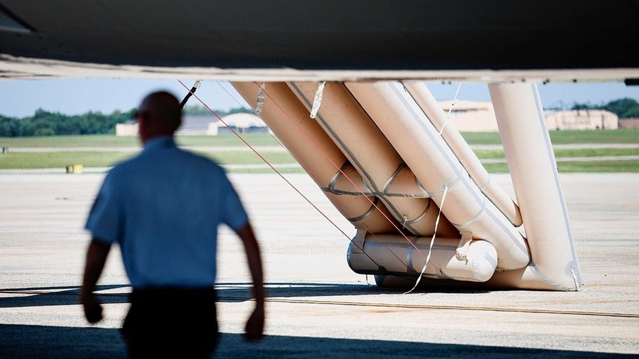 Un glissement d’urgence suscite des questions sur la nouvelle Air Force One de Trump avant que le président ne révèle pourquoi