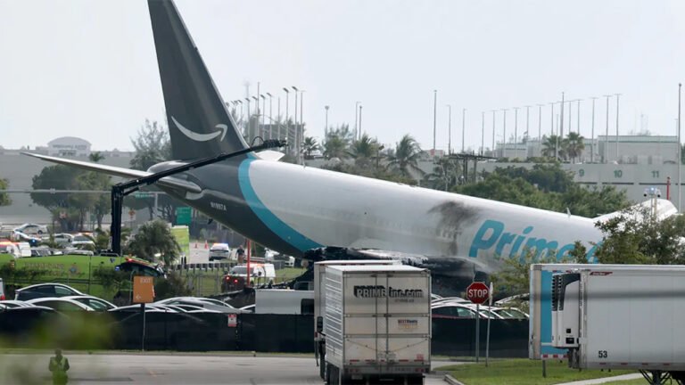 Amazon dit qu'il « travaille en étroite collaboration » avec les autorités après le crash d'un avion cargo qui a tué 5