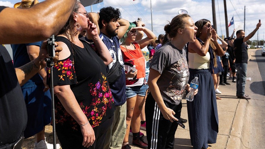 Des groupes socialistes et communistes coordonnent et promeuvent des manifestations « spontanées » anti-ICE à Austin