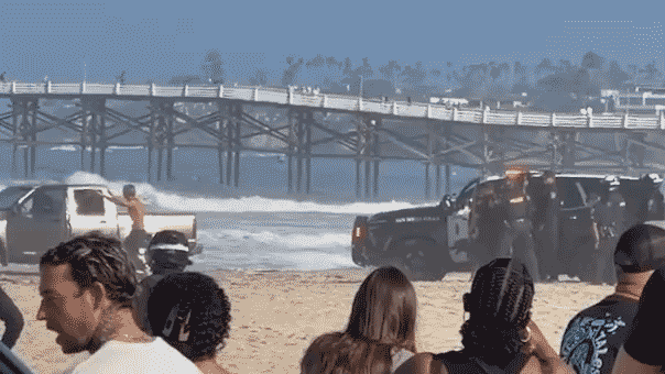 Un conducteur présumé de conduite en état d'ébriété mène les flics dans une course-poursuite sauvage avant un retrait dramatique sur une plage populaire de Californie