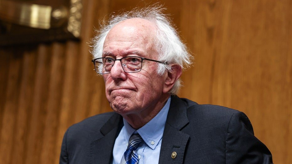 Le choix de la FDA de Trump contourne à plusieurs reprises les demandes universelles de Sanders en matière de soins de santé dans des affrontements enflamm