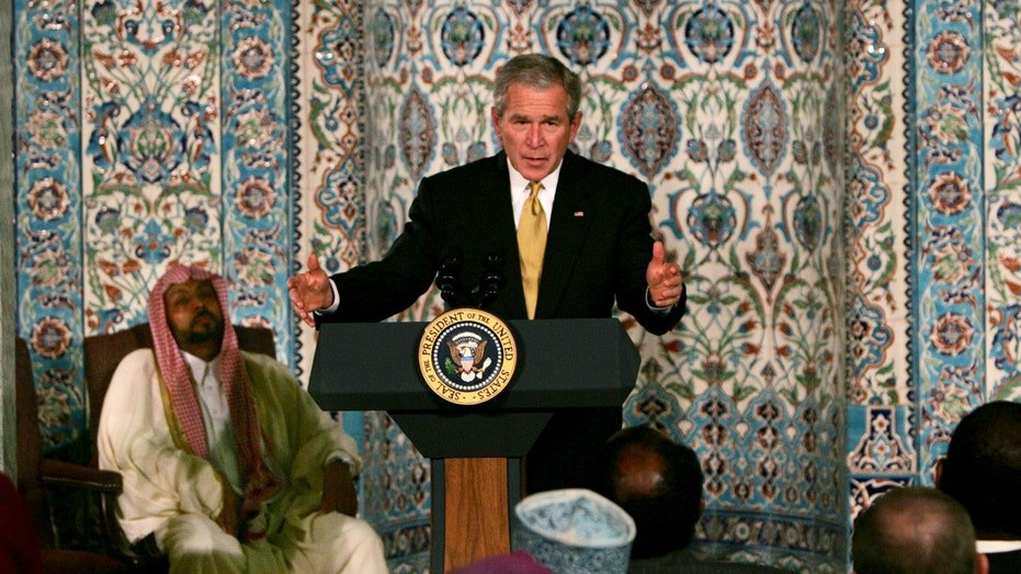 Bush relance le message « L’Islam est la paix » en se concentrant sur la visite de la mosquée après le 11 septembre